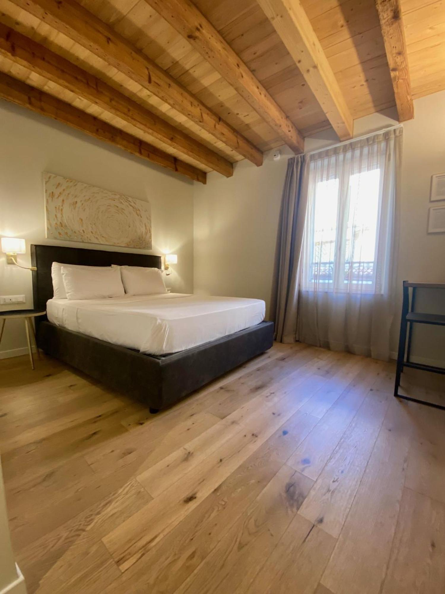 Malvezzi24 Boutique Rooms Desenzano del Garda Buitenkant foto