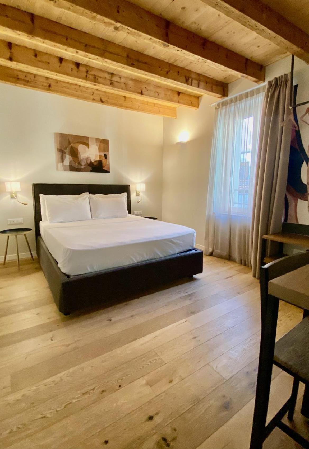 Malvezzi24 Boutique Rooms Desenzano del Garda Buitenkant foto