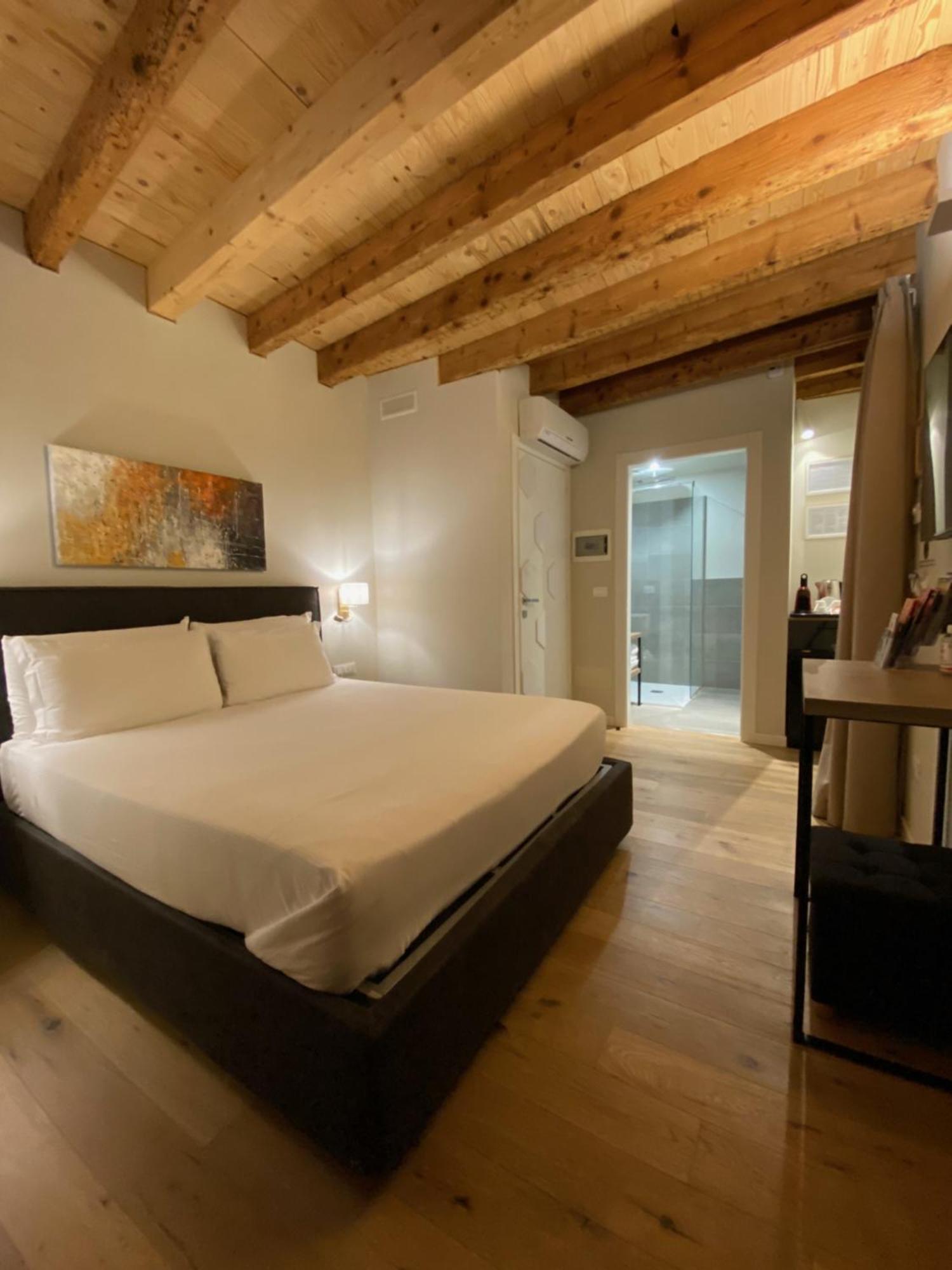Malvezzi24 Boutique Rooms Desenzano del Garda Buitenkant foto