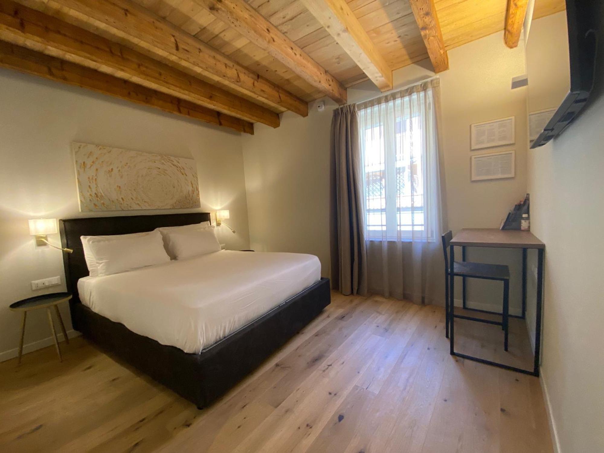 Malvezzi24 Boutique Rooms Desenzano del Garda Buitenkant foto