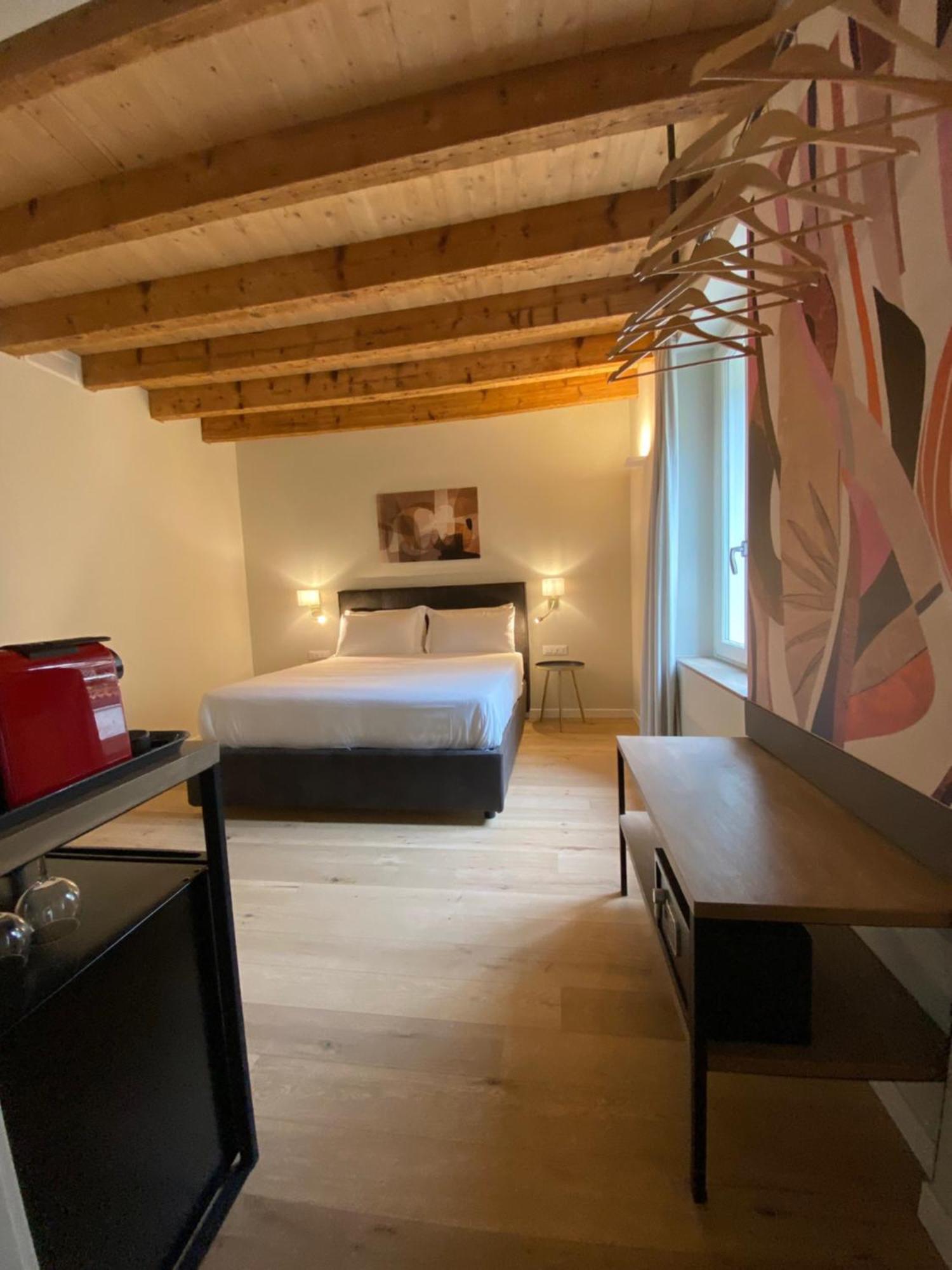 Malvezzi24 Boutique Rooms Desenzano del Garda Buitenkant foto